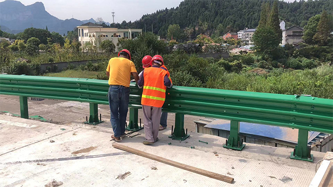 巴音郭楞高速公路护栏板的维护确保道路安全的关键环节