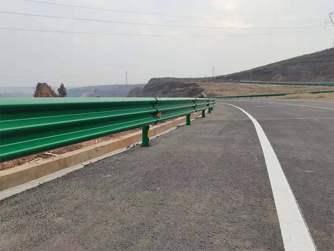 巴音郭楞公路防护栏