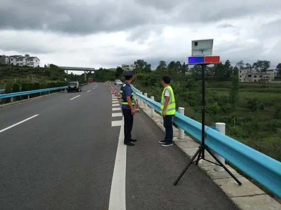 巴音郭楞高速公路钢护栏