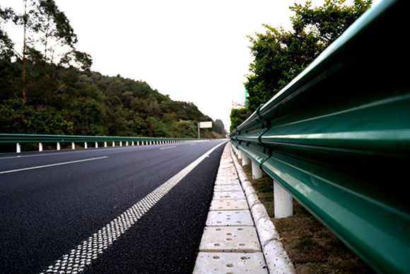 巴音郭楞高速公路护栏的常用类型
