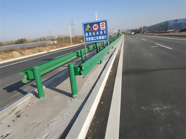 巴音郭楞公路护栏守护安全横跨多个行业的应用